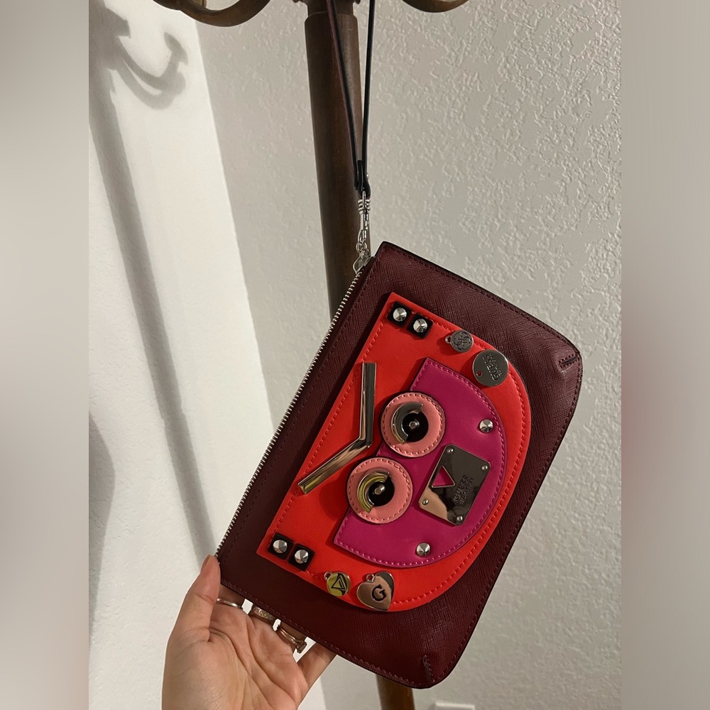 Guess “owl” clutch